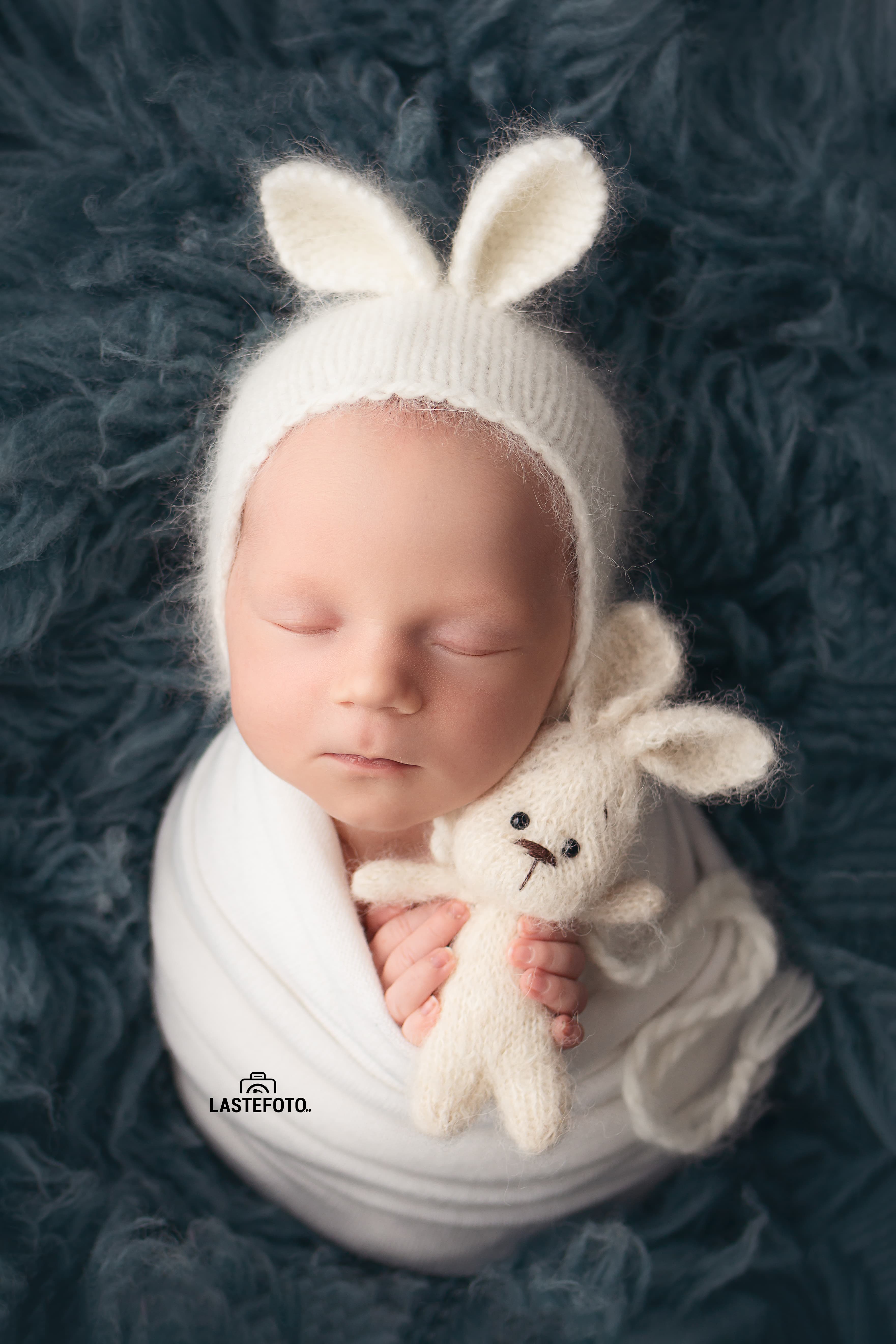 How to Choose the Right Fine Art Newborn Photographer