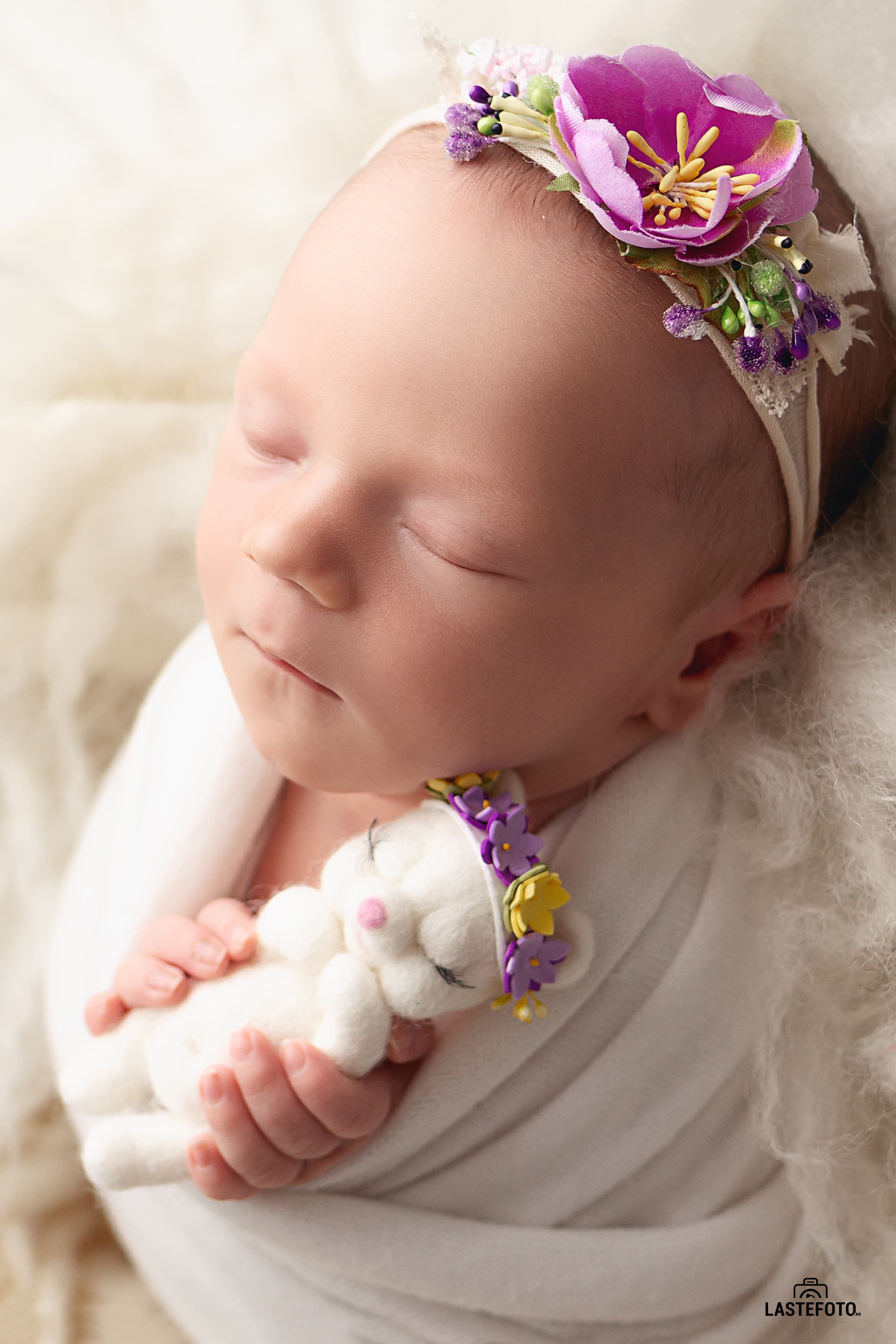 How to Choose the Right Fine Art Newborn Photographer