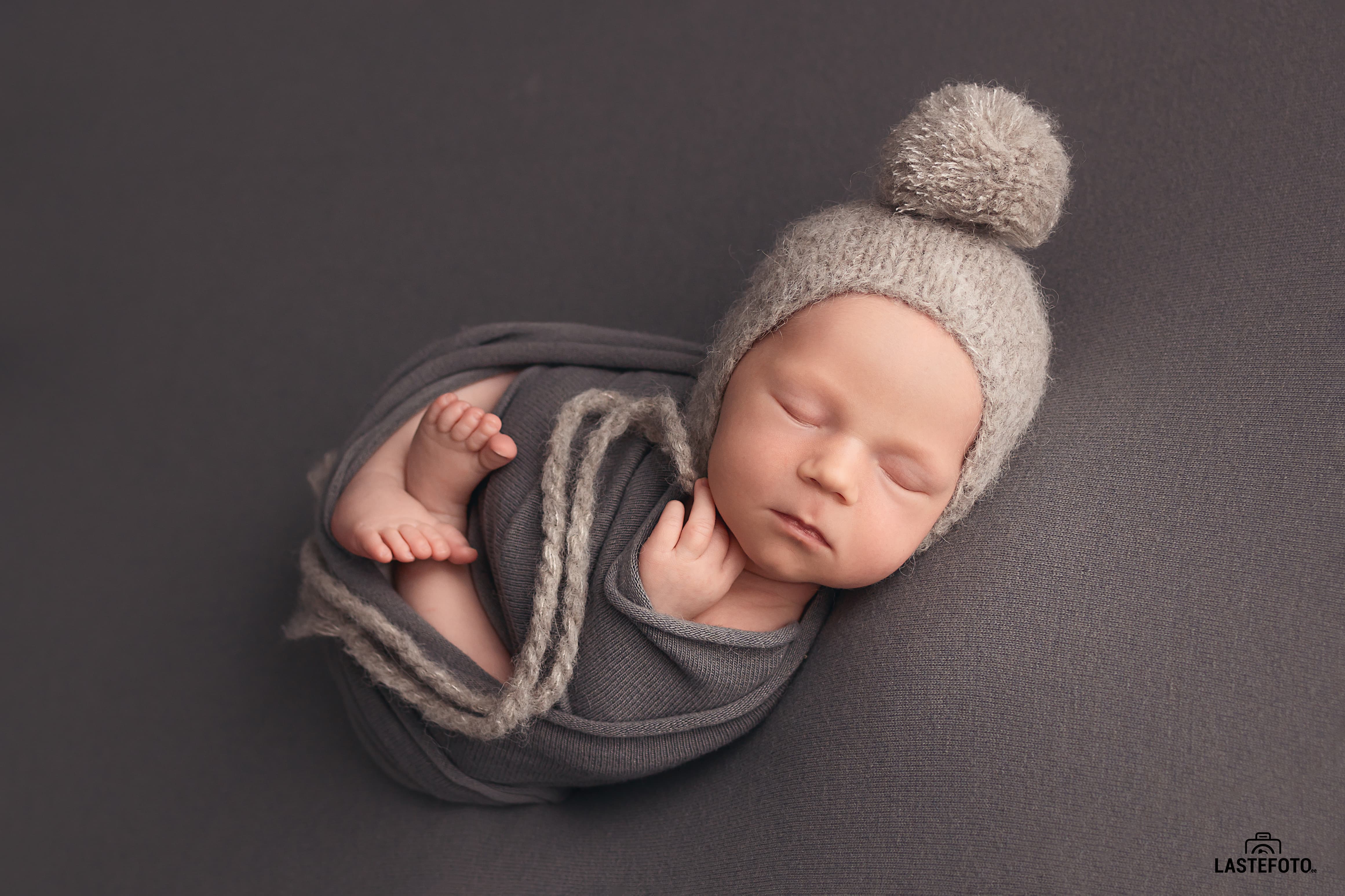 How to Choose the Right Fine Art Newborn Photographer