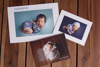 Photographs framed in passepartout or printed on foam sheet